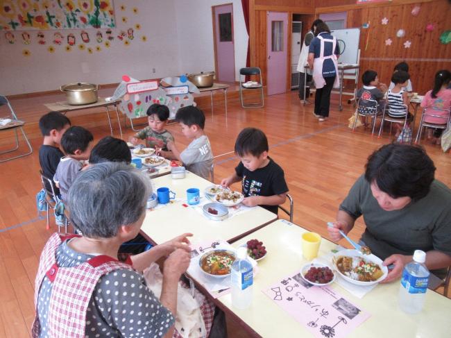 地域交流　祖父母とカレーを一緒に食べました