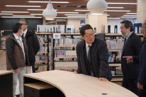 新校舎を内覧する市長