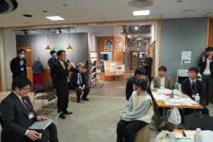 参加者の前で話す市長