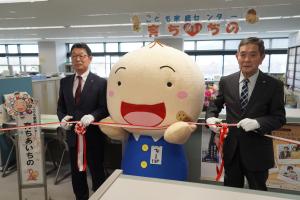 テープカットをする市長