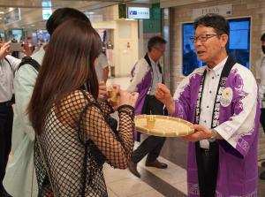 来訪者と交流する市長