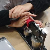 缶バッジを作る様子その２