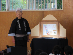 紙芝居読み聞かせの様子