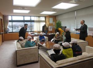 小学生の質問を聞く市長