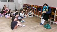 小学校での読み聞かせ(金沢小1年)