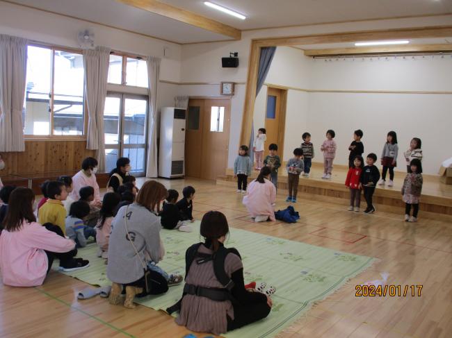 一日の様子を劇で紹介
