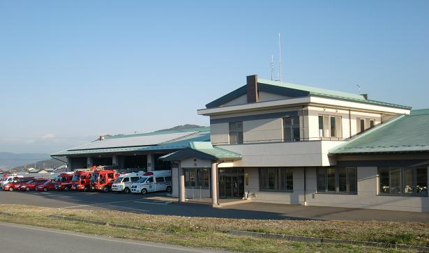 横長の車庫棟に事務棟が併設された庁舎の全景