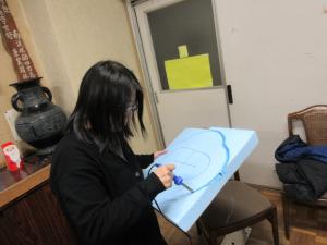 出来上がりを見る校長先生
