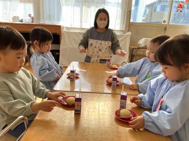 2歳児クラスバンビーニ　一緒におやつを食べよう