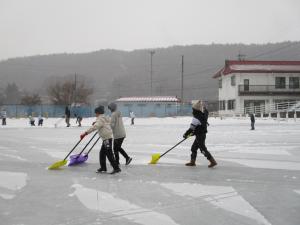 児童も一生懸命雪かきをしました