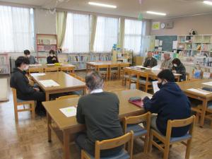 CS三役と学校職員が話し合っています