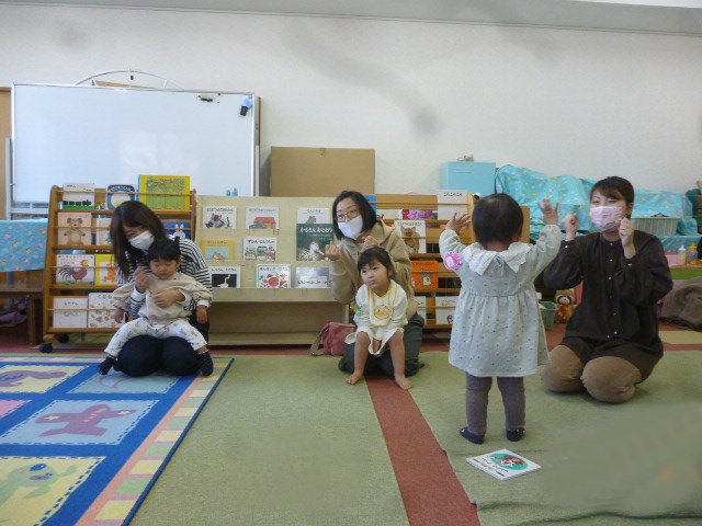 未就園児交流　さくらんぼの会　親子で絵本と体操