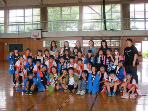 豊平小学校2年生と一緒に集合写真