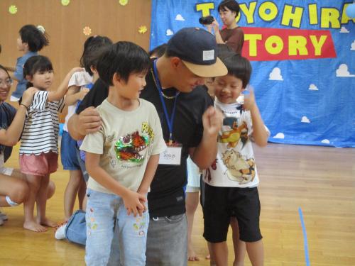 園児と交流するロングモント生徒
