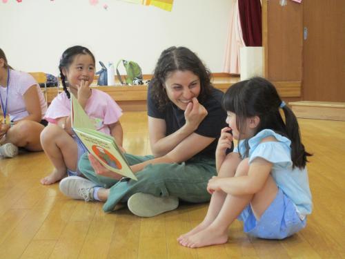 読み聞かせをしてもらう子どもたち