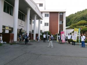夏休み明け、あたたかな挨拶で迎えられ登校する子どもたち