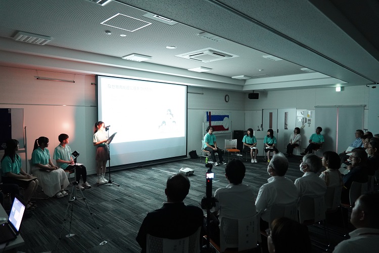 発表する派遣生の様子