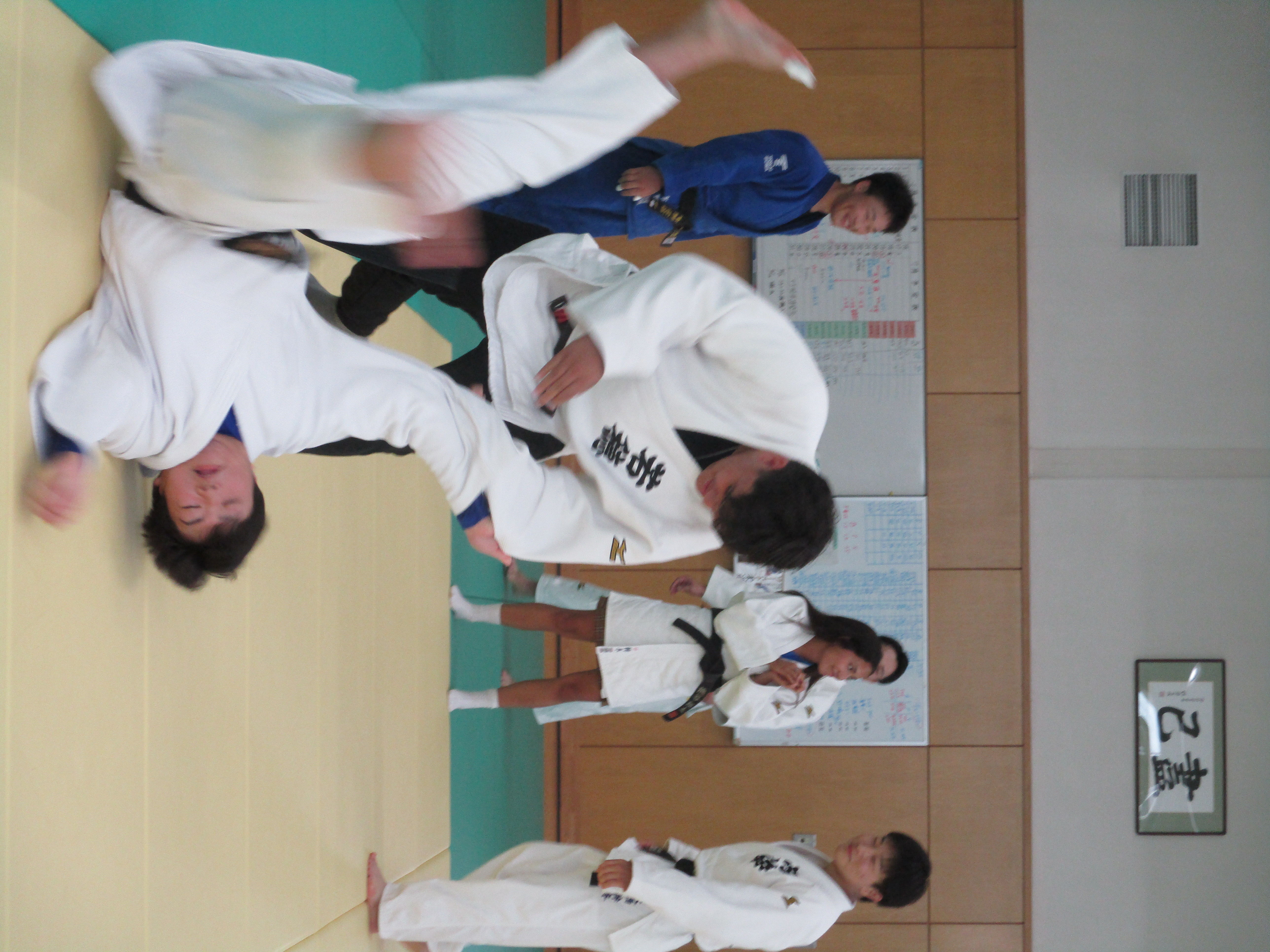 背負い投げを体験する生徒