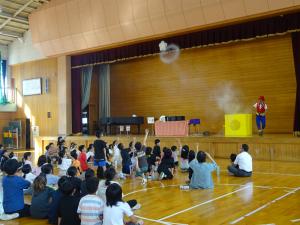 発射された不思議な煙の輪に、手を伸ばす子どもたち