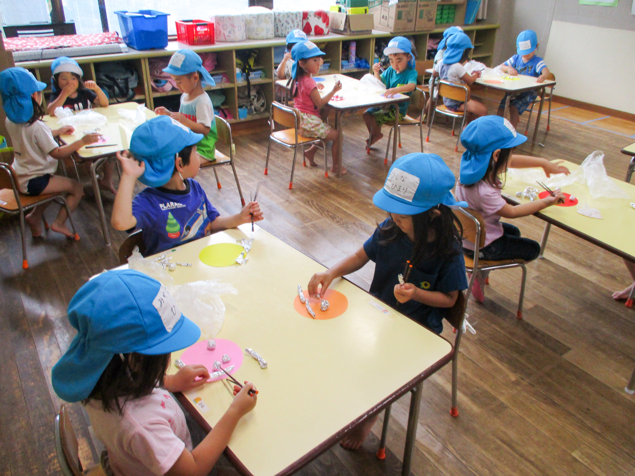 お箸の使い方を練習中!