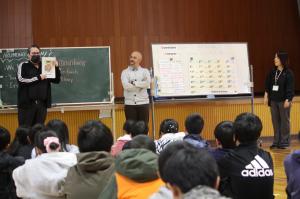 ALTの説明を聞く子ども達