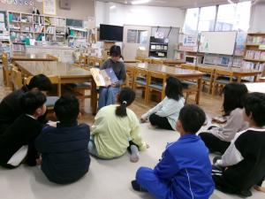 なかよし班での6年生の読み聞かせ