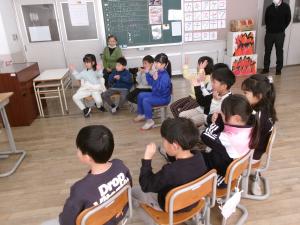 福祉体験教室で話を聞く1年生