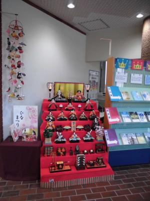 図書館展示「ひな人形」の画像