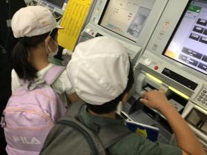 きっぷをかっているしゃしん