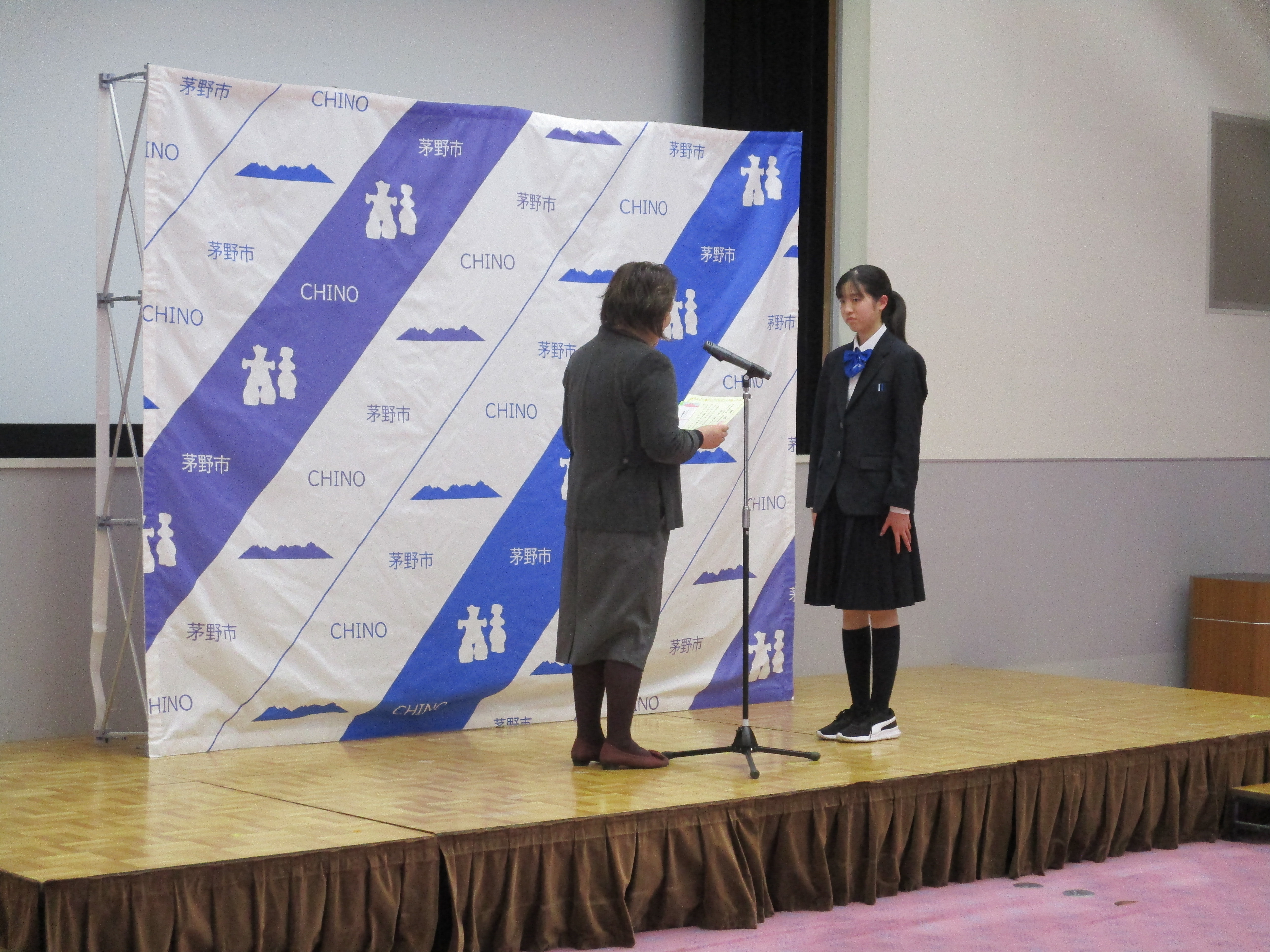 表彰状を受け取る木村さん