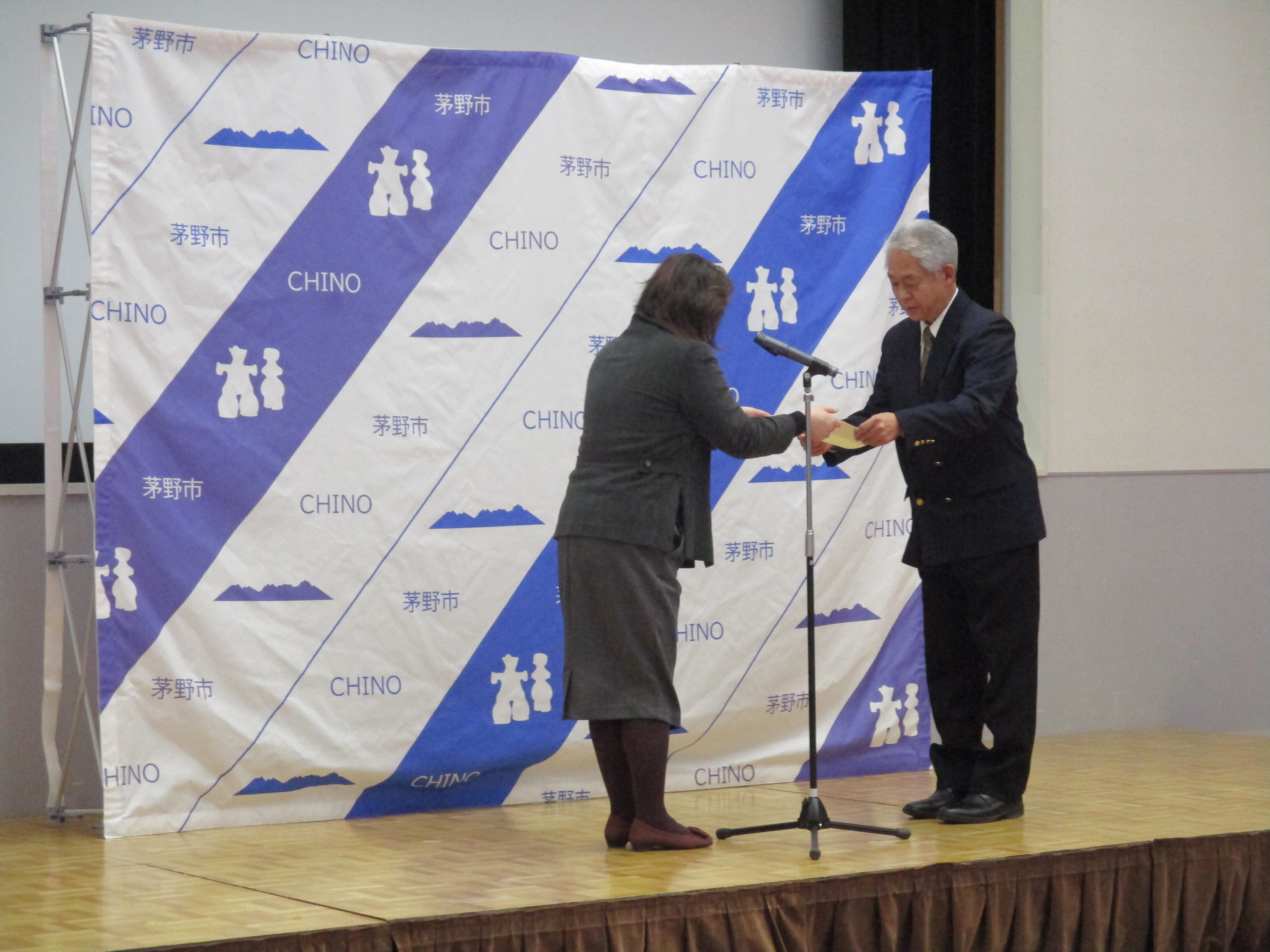 表彰状を受け取る米山さん