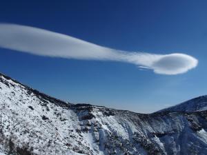 猪熊隆之氏が撮影した八ヶ岳の上のレンズ雲の写真