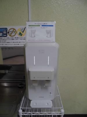 2階飲食コーナーのウォータースタンドの写真