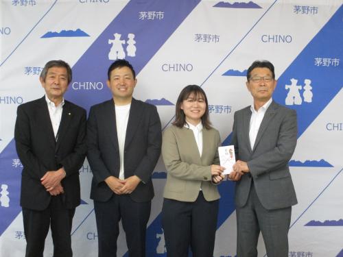 目録贈呈の様子