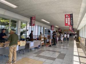 自由通路の賑わい