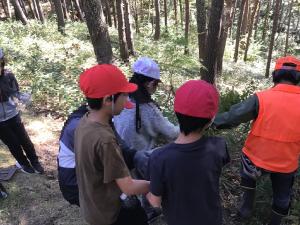 JAの方と植樹している姿