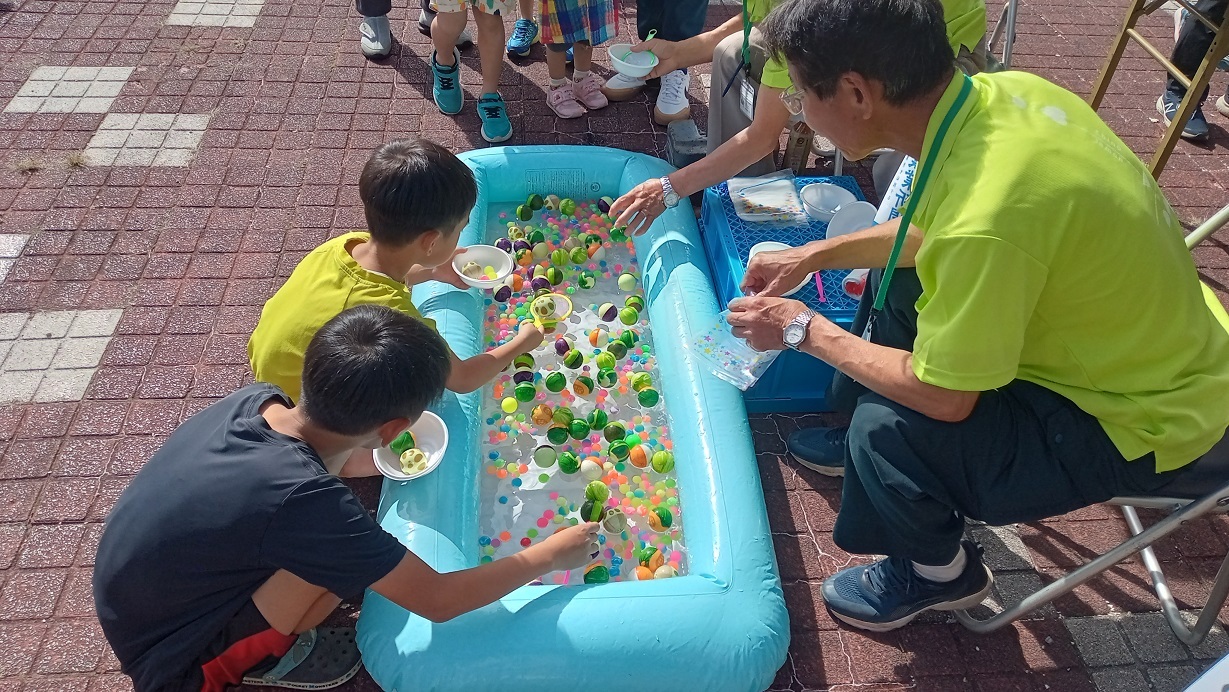 野菜スーパーボールすくいの様子