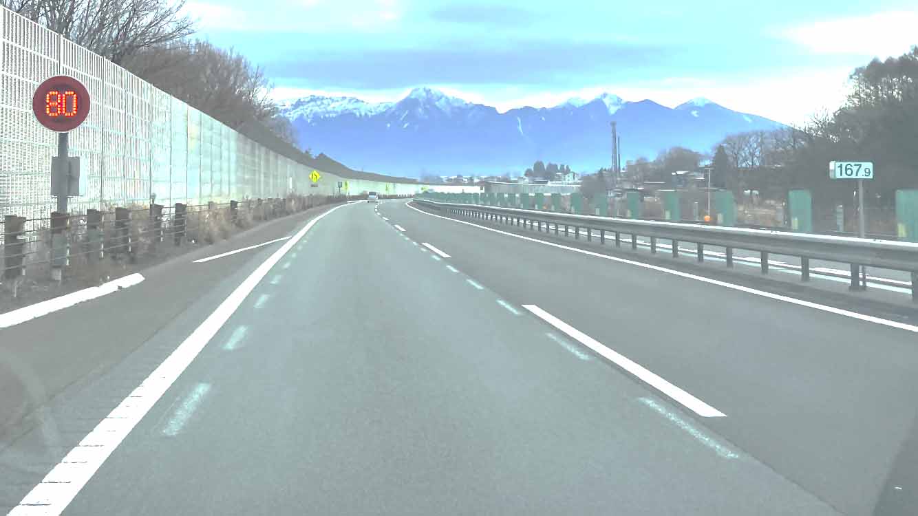 中央自動車道と八ヶ岳連峰