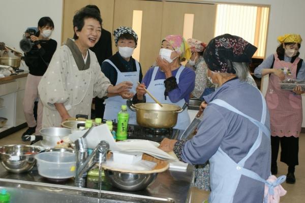 横山先生と談笑する会員の皆様