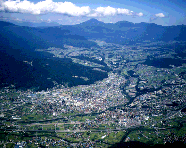 八ヶ岳を背景とする茅野市全景の写真