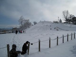 公園で雪遊びをする子どもたちの写真