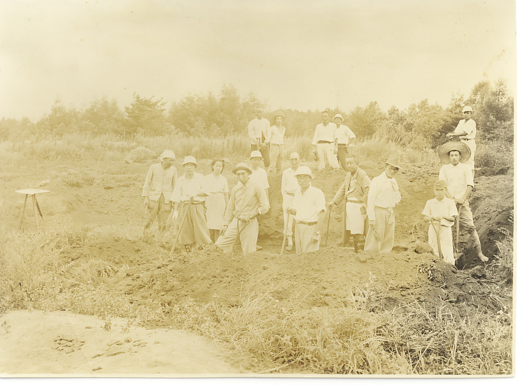 昭和15年（1940年）の大山史前学研究所の尖石遺跡の発掘調査の写真