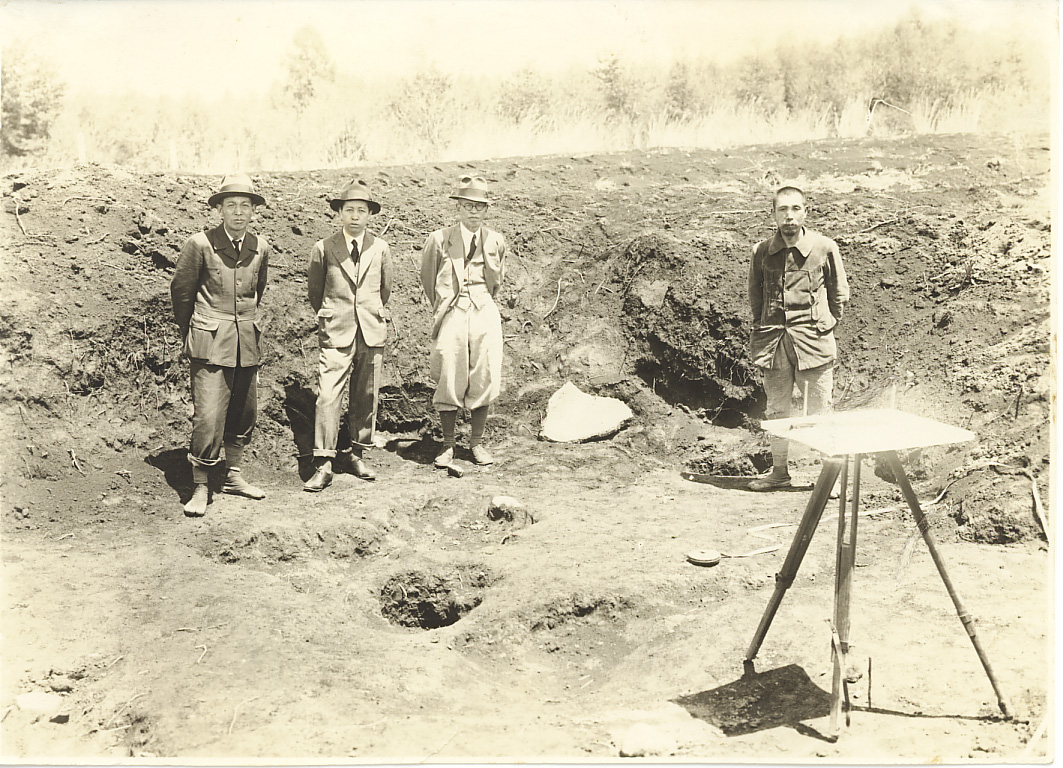 昭和17年（1942年）の尖石遺跡の調査の写真