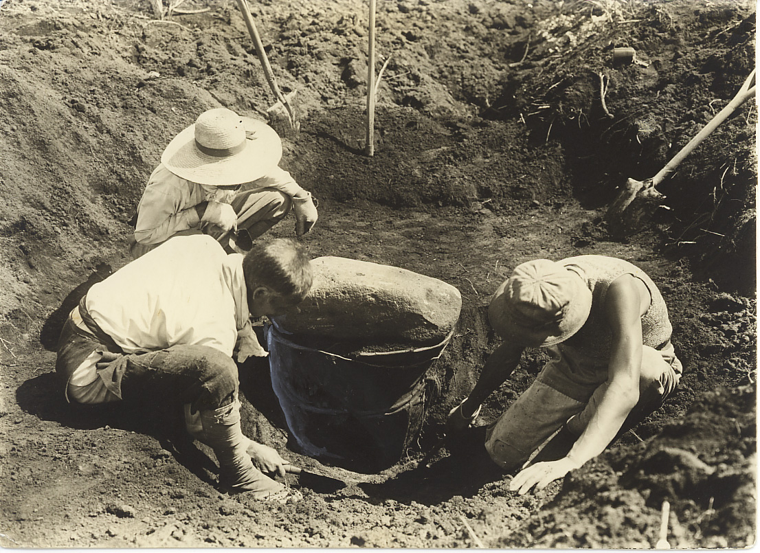 昭和17年（1942年）の調査で出土した石で蓋をされた大形の土器の写真