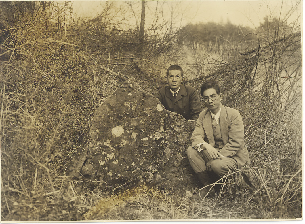 文部省斉藤忠氏（右）と宮坂英弌氏の写真