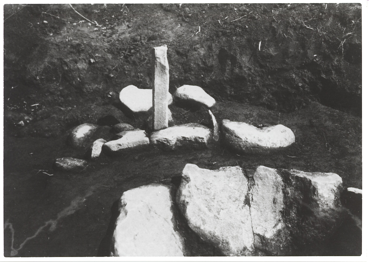 第7号住居の石柱のある祭壇の写真