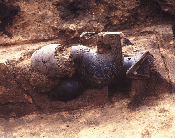 仮面の女神の出土状況（近影）