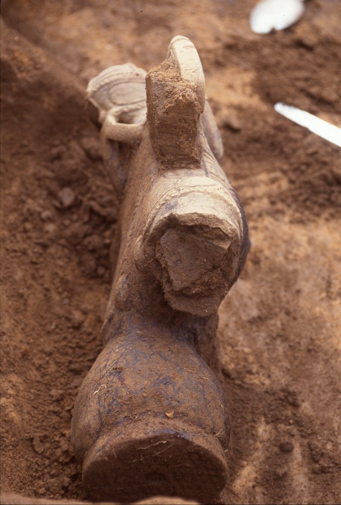 「仮面の女神」の胴体の割れ口にはまり込んだ破片