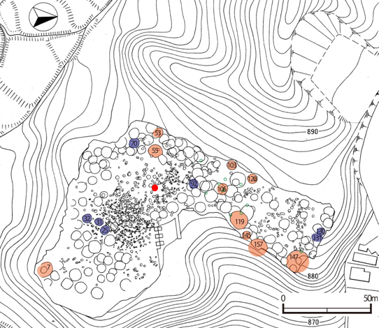 「縄文のビーナス」が出土した第500号土坑の位置（中央の赤丸）