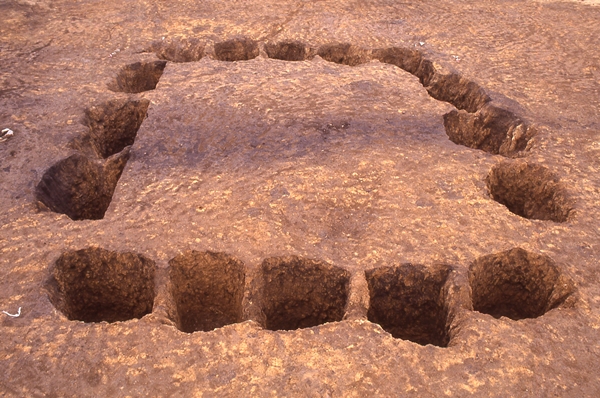 阿久尻遺跡の「地割れ」の跡が謎の施設にも及んでいることがわかる写真